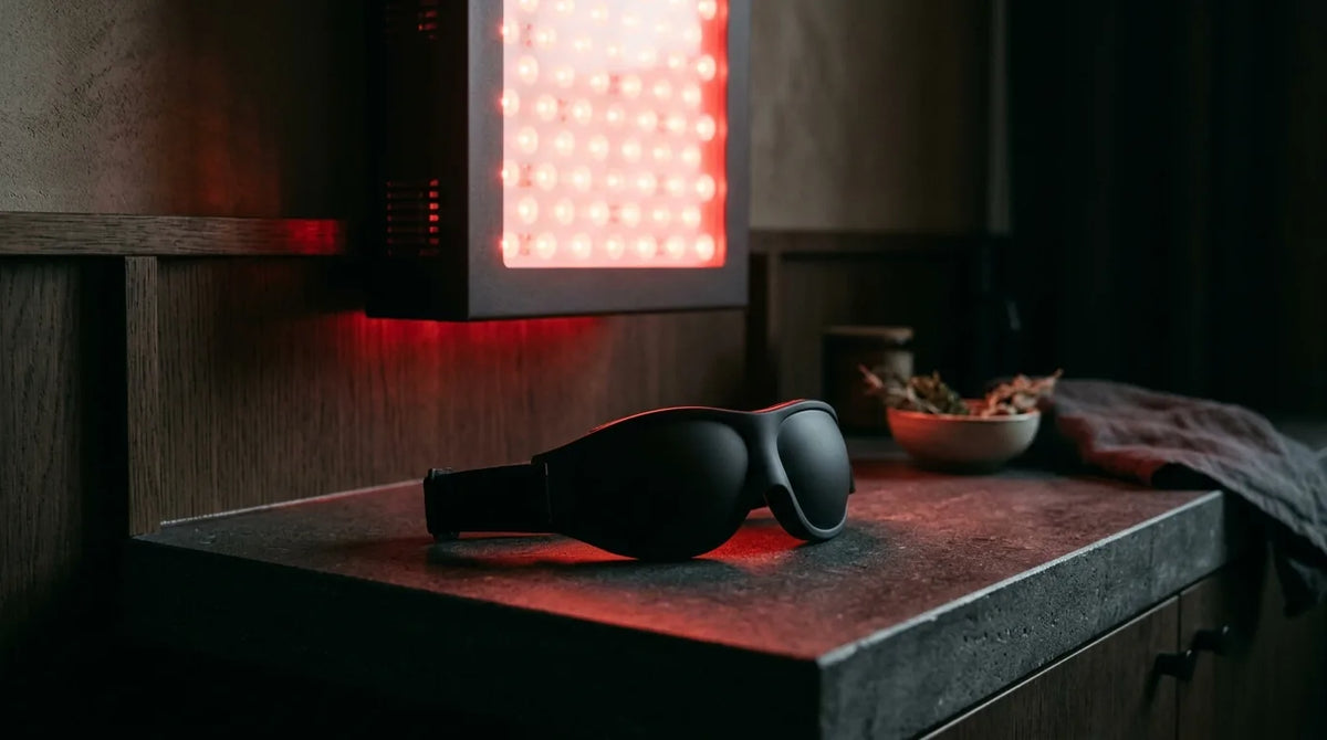 Panneau de photobiomodulation et lunettes de protection posées au premier plan.